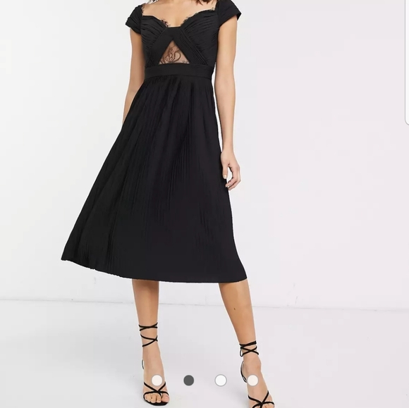 Goegeous Black Dress with Lace and Pleat detailing 💃🏼 - Picture 4 of 8